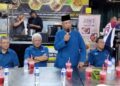 MUHYIDDIN Yassin berucap dalam ceramah kelompok di PDM Taman Ehsan, Kluang.