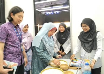 KASEMANI Embong (kiri) melawat pameran sempena Hari Keselamatan Makanan Sedunia 2024 di Terengganu, hari ini. - UTUSAN/KAMALIZA KAMARUDDIN