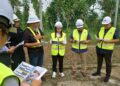 TEO NIE CHING (tengah) mendengar penerangan ketika melawat tapak infrastruktur komunikasi Jendela Fasa 1 di Felda Inas, Kulai.