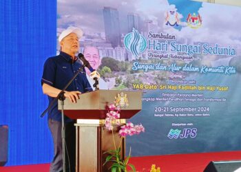 FADILLAH Yusof berucap merasmikan Sambutan Hari Sungai Sedunia Peringkat Kebangsaan 2024 di Sungai Tebrau, Kampung Bakar Batu, Johor Bahru.