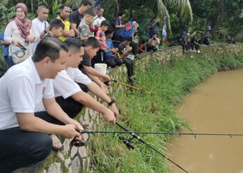 MUHAMAD AKMAL Salleh (dua dari kiri) dan Syed Hussien Syed Abdullah (kiri) menyertai Pertandingan Memancing di Taman Ilham, Kluang.