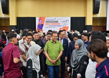 AHMAD Samsuri Mokhtar (tengah) beramah mesra bersama mahasiswa selepas Sesi Townhall Mahasiswa Anak Terengganu di Kuala Terengganu, hari ini. - UTUSAN/PUQTRA HAIRRY ROSLI