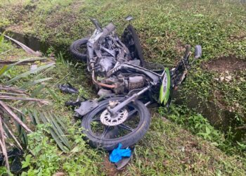 KEADAAN motosikal ditunggangi Wan Alias Wan Hitam yang maut dalam kemalangan di Kilometer 37 Jalan Kuala Terengganu - Bukit Besi dekat Bukit Diman, Hulu Terengganu, hari ini.