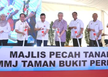 AHMAD ZAHID Hamidi bersama Onn Hafiz Ghazi dan para jemputan lain melakukan simbolik pecah tanah pada Majlis Realisasi Rumah Mampu Milik Kluang di Taman Kluang Perdana, Kluang.