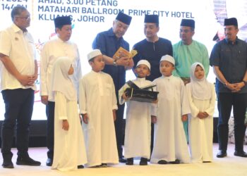 AHMAD ZAHID Hamidi (tiga dari kiri) menerima Modul Pra Tahfiz daripada murid Tabika Kemas sambil diperhatikan oleh Onn Hafiz Ghazi pada Majlis Pelancaran Program Pra Tahfiz Peringkat Kemas Negeri Johor 2024 di Hotel Prime City, Kluang.