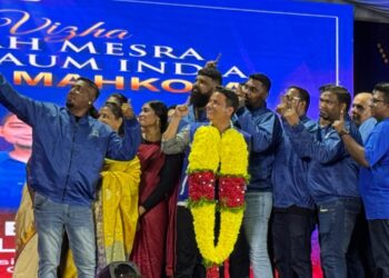 SYED HUSSIEN Syed Abdullah (tengah) berswafoto dengan beberapa golongan muda yang menghadiri program Santai Bersama Masyarakat India di Pusat Pentadbiran Barisan Nasional di Taman Sri Kluang.