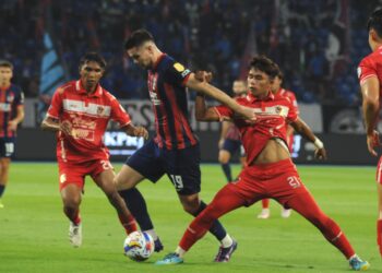 PEMAIN tengah JDT, Romel Morales diasak pertahanan Kelantan Darul Naim FC, Muhammad Umeir pada perlawanan Liga Super di Stadium Sultan Ibrahim, Iskandar Puteri.