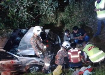 ANGGOTA penyelamat memberikan rawatan awal kepada mangsa kemalangan di jalan Merapoh-Kuala Lipis di Lipis, Pahang.