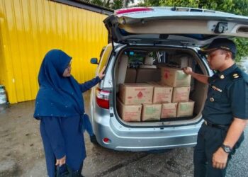 SEBAHAGIAN daripada minyak masak peket yang dirampas di sebuah kedai runcit di Kampung Banggol Tok Jiring, Kuala Terengganu, hari ini. - UTUSAN/TENGKU DANISH BAHRI TENGKU YUSOFF