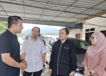 SYED HUSSIEN Syed Abdullah (kiri) bertemu orang ramai semasa berkempen di Taman Ilham, Kluang.