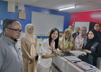 TEO NIE CHING (tiga dari kiri)  meninjau operasi Pusat Sebaran Maklumat Nasional di Taman Ilham, Kluang.