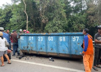 TONG roro yang diletakkan di laluan kecemasan di Lebuh SPA, Melaka.