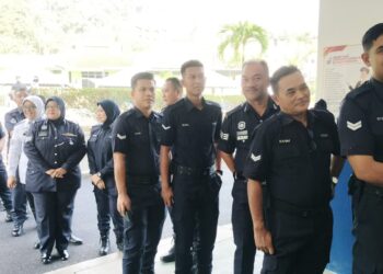 SEBAHAGIAN daripada anggota polis berbaris di luar Dewan Pengaman Zamrud di IPD Kluang untuk menunaikan tanggungjawab mereka  mengundi dalam PRK DUN Mahkota.