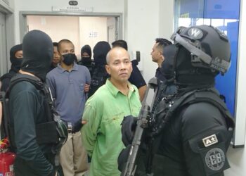 MAHKAMAH Sesyen memerintahkan kes perbicaraan lima ahli keluarga suspek serangan Balai Polis Ulu Tiram dipindahkan ke Mahkamah Tinggi Kuala Lumpur.