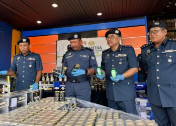 MOHD. Asri Seman (dua dari kiri) menunjukkan minuman keras yang dirampas dalam sebuan di sebuah gudang di sekitar daerah Kuantan dalam sidang akhbar di Wisma Kastam di Kuantan, Pahang. - FOTO/NORHAFIZAN ZULKIFLI