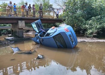 WANITA warga emas maut apabila kereta Proton Saga dipandunya terbabas dan menjunam ke dalam sungai di jambatan Balok Makmur di Kuantan, Pahang.