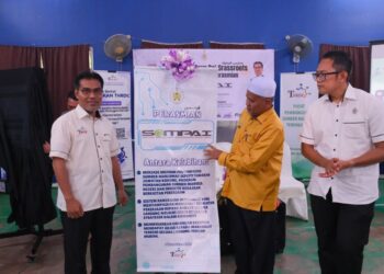 ARIFFIN Deraman (tengah) melakukan simbolik perasmian  sistem S@MPAI untuk memudahkan urusan pencari kerja di Alor Limbat, Kuala Terengganu, hari ini. - UTUSAN/KAMALIZA KAMARUDDIN