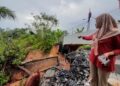 ROHANA menunjukkan runtuhan yang berlaku di bahagian tepi rumahnya akibat hujan lebat berterusan selama dua jam di Taman Sri Saujana, Kota Tinggi.