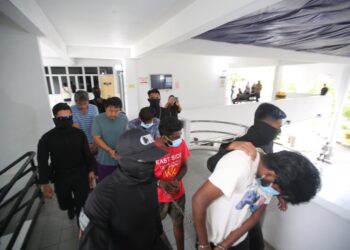 LIMA lelaki termasuk pengarah sebuah kilang dihadapkan ke Mahkamah Sesyen Kota Tinggi hari ini atas dakwaan menyebabkan mudarat terhadap perkhidmatan air.