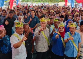 AHMAD ZAHID HAMIDI (tengah) bersama dengan sebahagian masyarakat Orang Asli pada Majlis Tautan Kasih di Kampung Orang Asli Tanah Runtuh, Kluang, semalam.