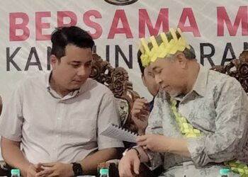 AHMAD ZAHID Hamidi (kanan) berbincang sesuatu dengan Syed Hussien Syed Abdullah ketika hadir dalam Majlis Tautan Kasih di Kampung Orang Asli Tanah Runtuh, Kluang .