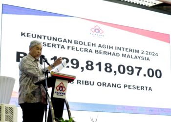 AHMAD ZAHID Hamidi berucap pada Program Felcra Madani Sentuhan Rakyat di Dewan Serbaguna Chamek, Kluang.