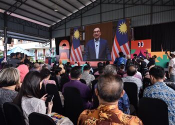 ANWAR Ibrahim dalam rakaman video ucapan perasmian Reformasi Pendidikan Program Anak Kita Semarak Potensi Malaysia di Sekolah Kebangsaan Rasa, Hulu Selangor, pagi tadi. - UTUSAN/M. FIRDAUS M. JOHARI