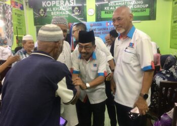 MOHD. Supardi Md. Noor (dua kanan) beramah mesra bersama sebahagian ahli pada Mesyuarat Agung Tahunan Cabang (MATC) Kubang Kerian 2024 di Restoran Khalish, Pasir Tumboh, Kota Bharu, Kelantan hari ini.UTUSAN/ROSMIZAN RESDI.