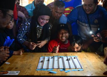 SEBAHAGIAN peserta yang menyertai pertandingan 'Siputrace' di Pantai Tok Jembal, Kuala Nerus, malam tadi.  - UTUSAN/PUQTRA HAIRRY ROSLI