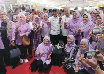 AHMAD ZAHID Hamidi (tengah) bersama-sama Onn Hafiz Ghazi dan Shahrizat Abdul Jalil bergambar bersama-sama orang ramai yang menghadiri program Gegar Jejak Kerjaya MYFutureJobs Orang Mahkota 2024 bersama HAWA Malaysia di Kluang.