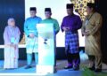 MOHD. Na'im Mokhtar (tengah) menyempurnakan gimik pelancaran MHPK ke-41 di Kota Bharu, Kelantan malam tadi - UTUSAN/MUSTAQIM MOHAMED