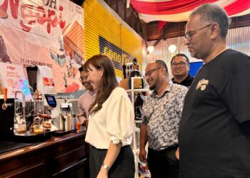 KAMARUDDIN Ibrahim (kanan) ketika mengiringi Pengerusi Jawatankuasa Perpaduan, Pelancongan dan Kebudayaan negeri, Leong Yu Man (kiri) melawat vendor kopi bersempena Festival Moh Ngopi Pahang 2.0 2024 di Old Garage Cafe, Kuantan.