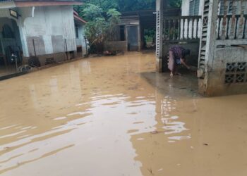 AIR empat anak sungai melimpah masuk menyebabkan 16 buah rumah dilanda banjir kilat di Kampung Putu di Lipis, Pahang. - FOTO/HARIS FADILAH AHMAD