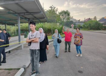 CHOW WEI XIONG dan Shikin Alimom menjadi pengundi awal beratur untuk mengundi di Sekolah Agama Kluang Barat di Taman Ilham, Kluang.