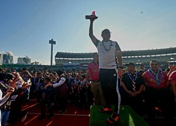 FADZLI Mohamad Kamal (tengah) melepaskan peserta larian Festival Pengakap Antarabangsa Pahang 2024 (PISSF 2024) di Stadium Darul Makmur di Kuantan, Pahang. - FOTO/SHAIKH AHMAD RAZIF