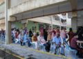 PARA pengundi warga emas duduk berbaris sebelum memasuki pusat pengundian  di SMK Seri Perdana, Kluang.