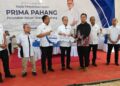 WAN ROSDY Wan Ismail (lima dari kanan) menyampaikan replika kunci rumah PR1MA Pahang kepada penerima di Perumahan Makmur Kuala Lanar Indah Jaya di Lipis, Pahang.