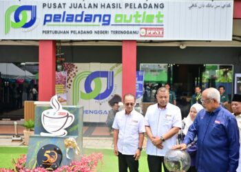 MAHFUZ Omar (kanan) melakukan gimik perasmian Peladang Outlet di PPN Terengganu di Kuala Terengganu, hari ini. - UTUSAN/PUQTRA HAIRRY ROSLI