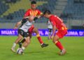 PEMAIN TFC, Nurrilo Tukhtasinov (kiri) dikawal ketat dua pemain Selangor FC pada aksi Liga Super di Stadium Sultan Mizan Zainal Abidin Gong Badak, Kuala Nerus malam ini. - UTUSAN/PUQTRA HAIRRY ROSLI