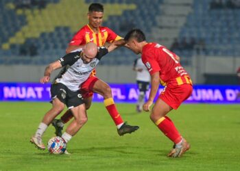 PEMAIN TFC, Nurrilo Tukhtasinov (kiri) dikawal ketat dua pemain Selangor FC pada aksi Liga Super di Stadium Sultan Mizan Zainal Abidin Gong Badak, Kuala Nerus malam ini. - UTUSAN/PUQTRA HAIRRY ROSLI