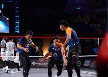 REGU KL Thunder meraikan kemenangan ke atas Terengganu Turtles pada aksi final STL GP Terengganu di Stadium Tertutup Gong Badak, Kuala Nerus, malam tadi. - UTUSAN/TENGKU DANISH BAHRI TENGKU YUSOFF