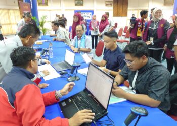 ALI Selamat (duduk tengah) melihat proses pendaftaran penuntut baharu di Kolej Rahman Putra, UTM, Johor Bahru.