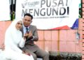 PASANGAN pengantin baharu  Nurarissa Shazni Kamal dan Mohammad Hafizzudin Anaffiah menunaikan tanggungjawab mengundi di Sekolah Agama Gunung Lambak, Kluang.