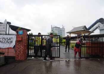 PUSAT pengundian pada PRK DUN Mahkota di Sekolah Agama Gunung Lambak, Kluang ditutup tepat pukul 6 petang.