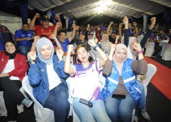 PARA penyokong BN bersorak kegembiraan apabila dimaklumkan calon BN, Syed Hussien Syed Abdullah mendahului dengan majoriti lebih 20,000 pada pukul 7. 30 malam di Command Center BN PRK DUN Mahkota di Kluang.