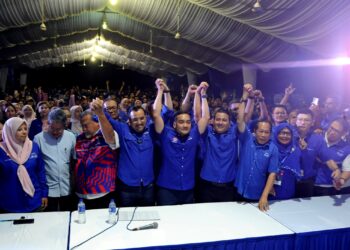 SYED HUSSIEN Syed Abdullah (tengah) dan Menteri Besar Johor, Datuk Onn Hafiz Ghazi mengangkat tangan apabila mengetahui keputusan tidak rasmi menunjukkan BN memenangi PRK DUN Mahkota.