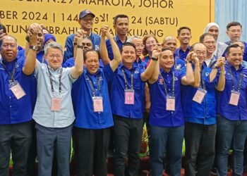 SYED HUSSIEN Syed Abdullah (tengah) bersama-sama Menteri Besar Johor, Datuk Onn Hafiz Ghazi serta beberapa pemimpin mengangkat tangan selepas diumumkan secara rasmi sebagai pemenangi PRK DUN Mahkota di Dewan Tunku Ibrahim Ismail, Kluang.