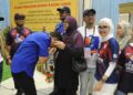 SYED HUSSIEN Syed Abdullah mencium tangan ibu saudaranya, Sharifah Rohaya Syed Abd. Hamid selepas diumumkan sebagai pemenang PRK DUN Mahkota di Dewan Tunku Ibrahim Ismail, Kluang.