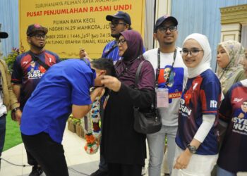 SYED HUSSIEN Syed Abdullah mencium tangan ibu saudaranya, Sharifah Rohaya Syed Abd. Hamid selepas diumumkan sebagai pemenang PRK DUN Mahkota di Dewan Tunku Ibrahim Ismail, Kluang.