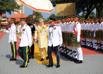 SULTAN Muhammad V berkenan mencemar duli memeriksa Istiadat Pemeriksaan Perbarisan Kehormatan sempena Perayaan Ulang Tahun Hari Keputeraan Baginda Ke-55 di Padang Merdeka, Kota Bharu, Kelantan hari ini-UTUSAN/KAMARUL BISMI KAMARUZAMAN.